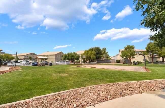 Building Photo - Spacious Henderson Townhome with Modern Up...