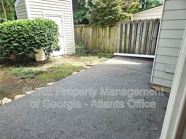 Building Photo - 582 Harcourt Pl SE