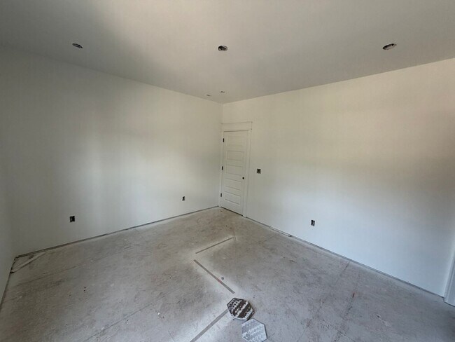 Building Photo - 904 N Sang Ave