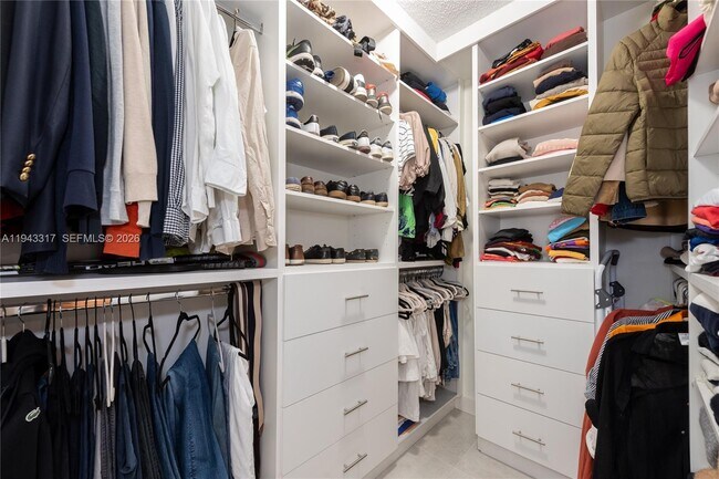 Building Photo - 520 Brickell Key Dr