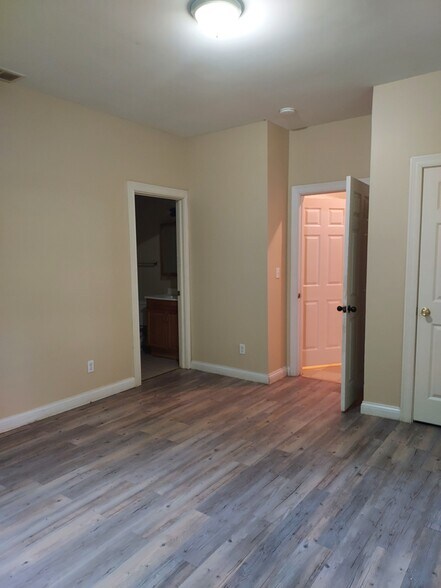 Master Bedroom - 5301 Mansfield Ct
