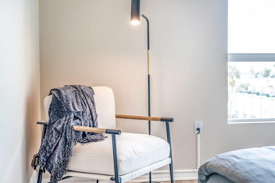 Building Photo - 4384 Iowa St