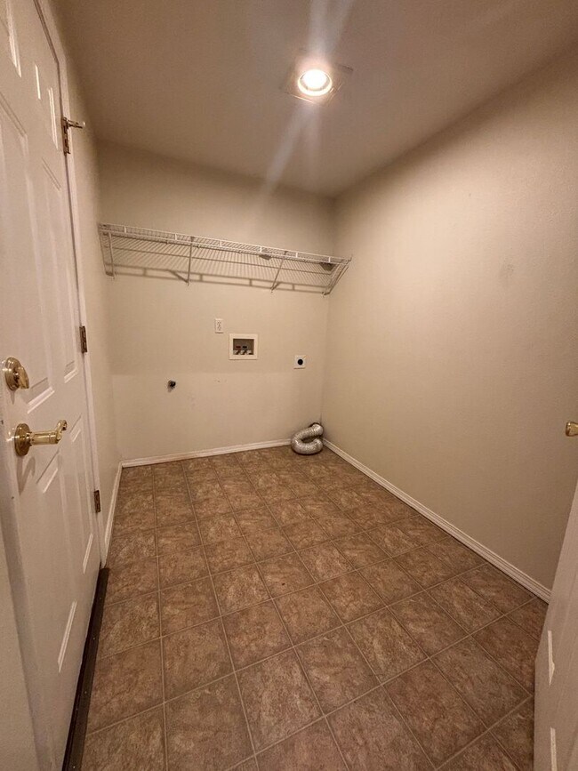 Building Photo - Beautiful 3 Bedroom 2 Bath Single Level Ho...