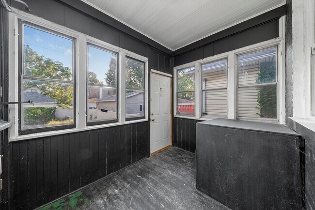 Building Photo - 7643 S Paxton Ave