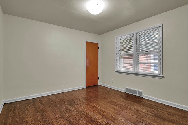 Building Photo - Quaint 2 bedroom home in University City.