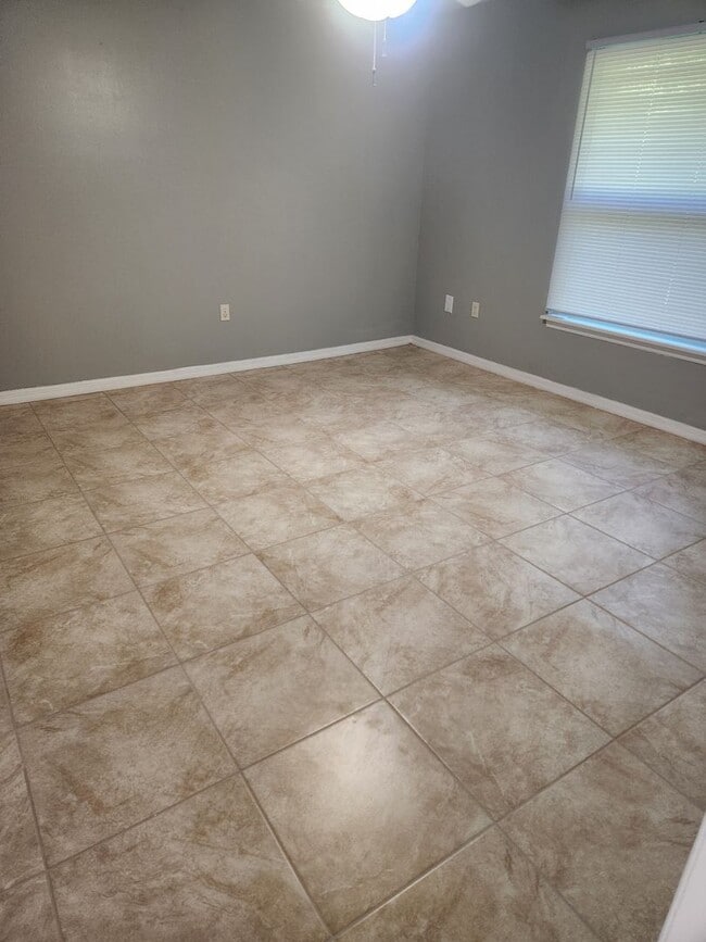 Building Photo - 2 Bedroom/2 Bath with rear lanai/porch are...