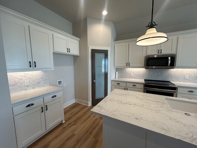 Building Photo - Amazing 3 Bedroom Midway Home
