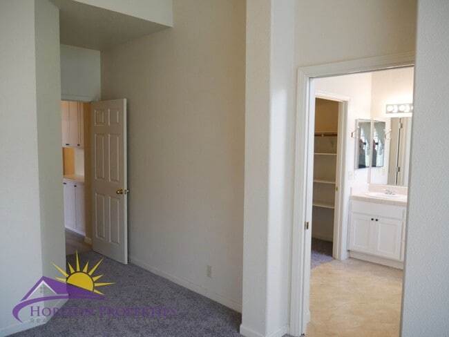 Building Photo - 9472 Clementine Way