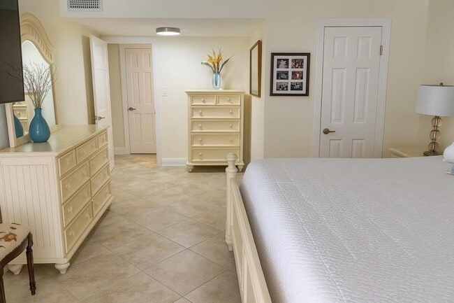 Building Photo - 801 S Ocean Dr