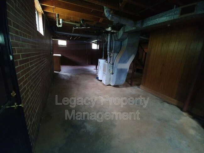 Building Photo - 2712 Woodbury Dr
