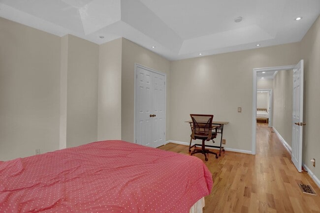 Building Photo - Chic City Living at 2308 E Fairmont Ave!