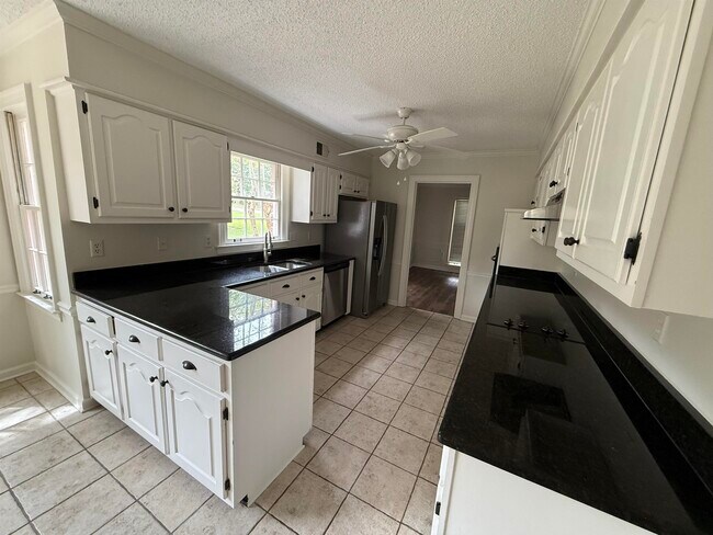 Building Photo - 3048 Sandy Creek Dr
