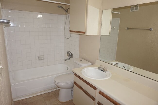 Building Photo - Excellent Location 2 Bed 1 Bath with Firep...