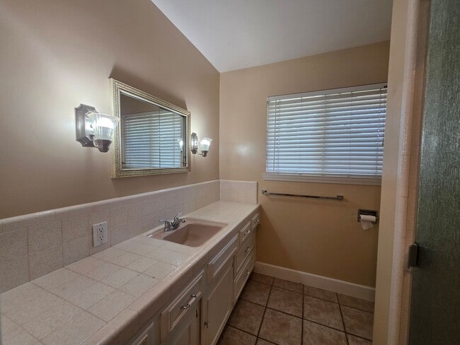 Building Photo - Single story home close to freeway access!