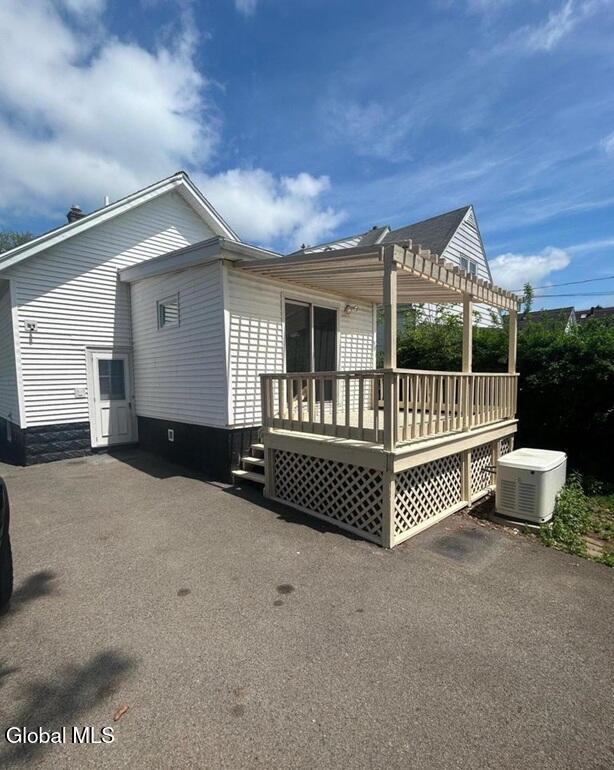 Building Photo - 1538 Nott St