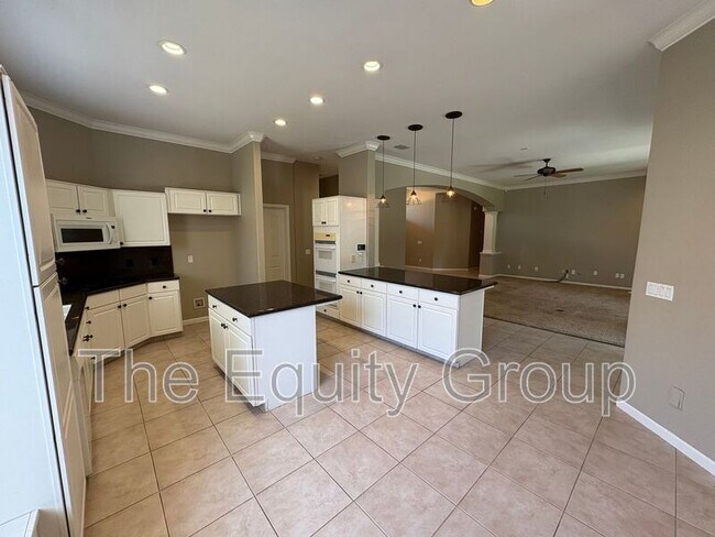 Building Photo - 2511 S Peppertree St