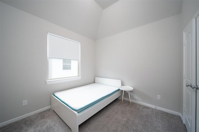 Building Photo - 2011 Royal Landing Dr