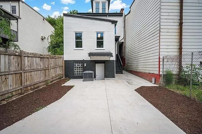 Building Photo - 1124 Voskamp St