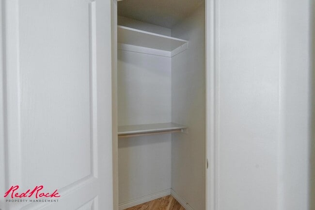 Building Photo - Fresh Carpet! Spacious 5-Bedroom Townhome