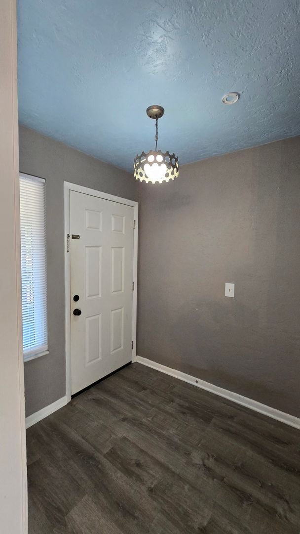 Building Photo - 3 bedroom 2 bath 2nd floor condo