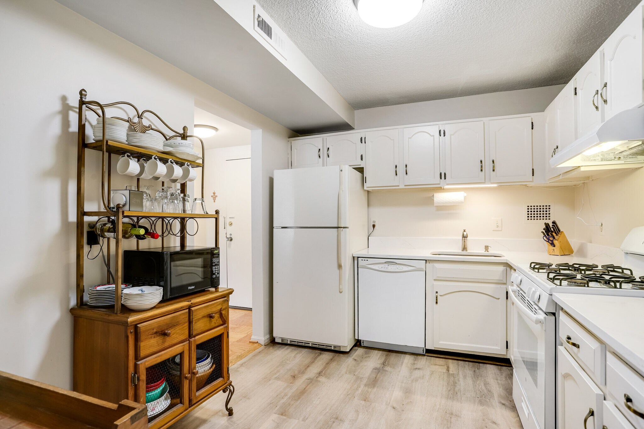 Updated kitchen - 118 Monroe St