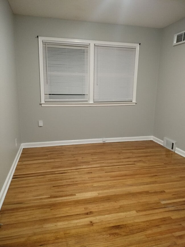 Building Photo - 3 Bedroom 1 bath on the East Side