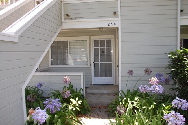 Building Photo - Two Bedroom Goleta Condo