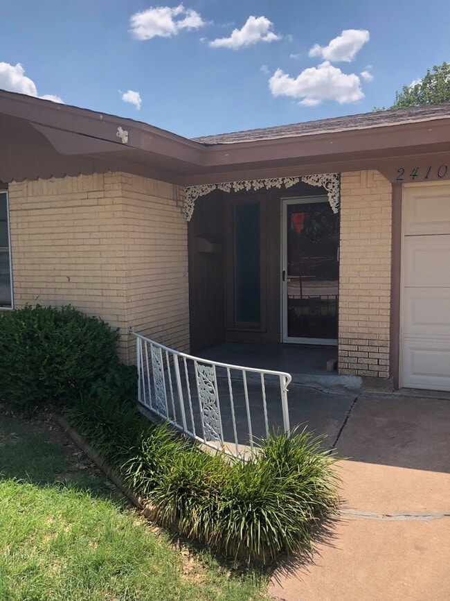 Building Photo - 3 bed, 2 living, 2 bath, 2 car garage