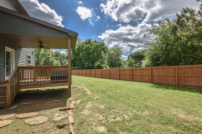 Building Photo - Pet Friendly in Woodlawn!