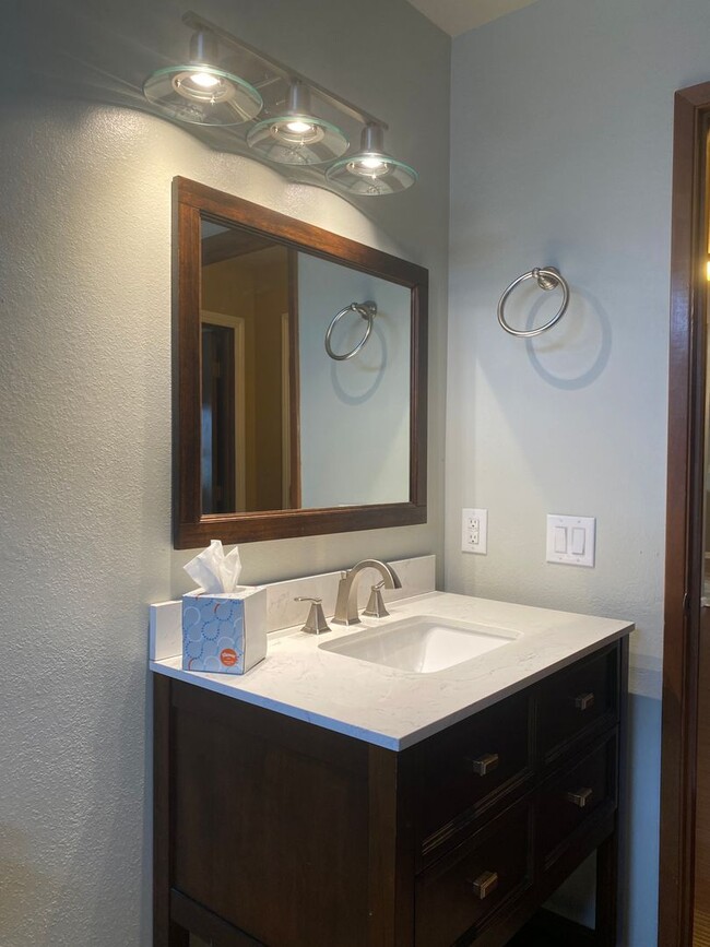 Building Photo - Nice well cared for home in desirable Edge...