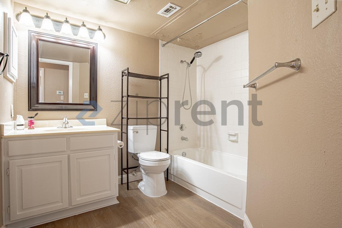 Building Photo - Unit A