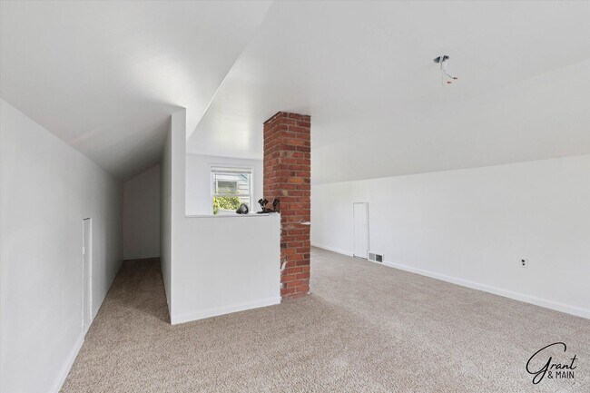 Building Photo - 3 Bedroom - 1 Bath- $1,150.00