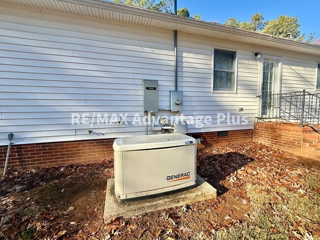 Building Photo - Spacious home with fiber internet close to Charlotte Court House