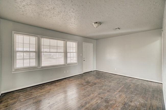 Building Photo - 3 Bed 1 Bath in Del City!