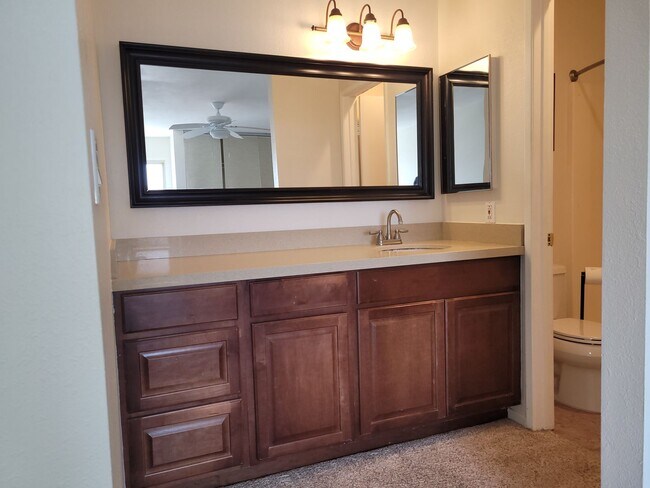 Building Photo - Beautiful Second Floor Condo in Great Area!