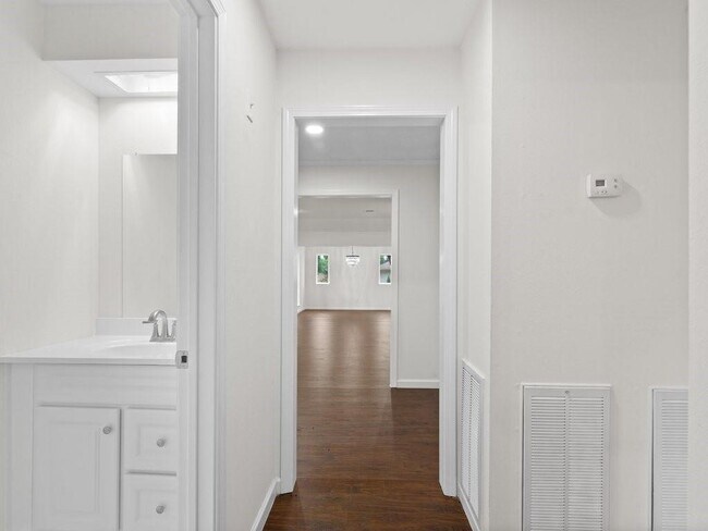 Building Photo - 2001 Briar Ln