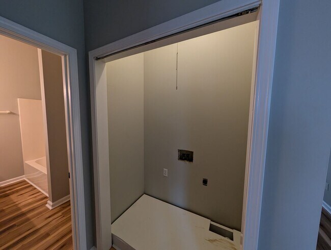 Building Photo - 2 bedroom, new floors, walkable!