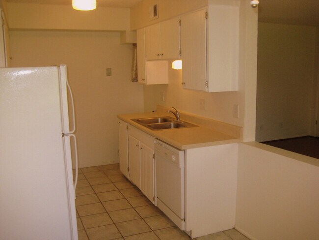 Building Photo - 810 S Kolb Rd