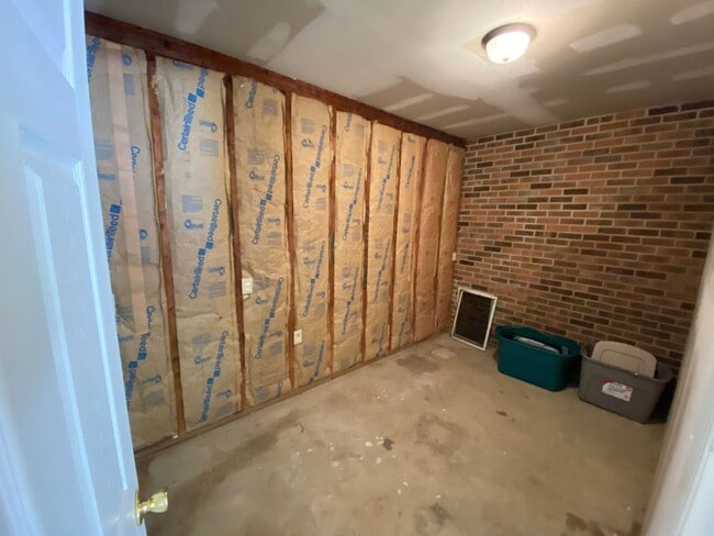 Building Photo - Three Bedroom Two Bathroom Home available in Blacksburg