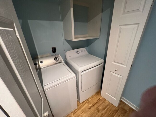 Building Photo - Great Location!! 2 Bedroom Condo- First Mo...
