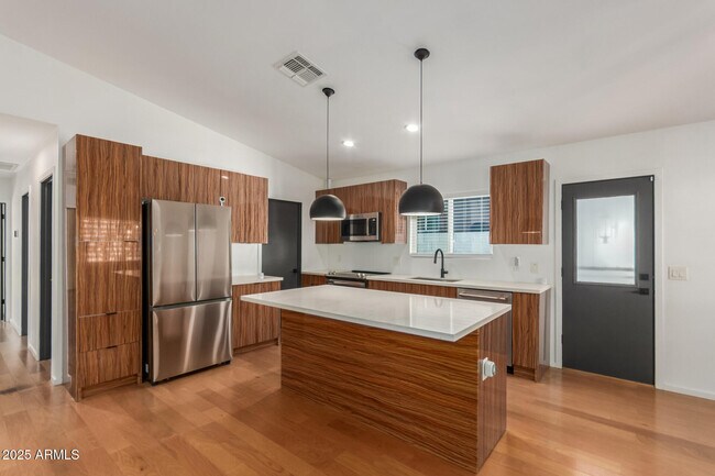 Building Photo - 1129 E McKinley St