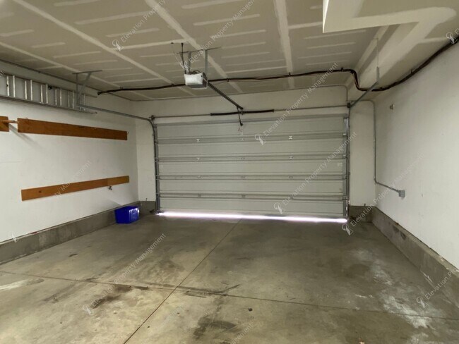 Building Photo - Charming and unique 2 BR in an upscale west Bend neighborhood