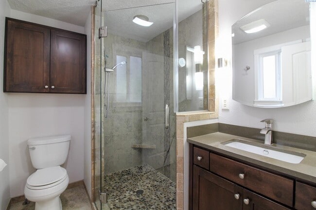 Building Photo - 5 Bed/3 Bath + an Office/Bonus Room House