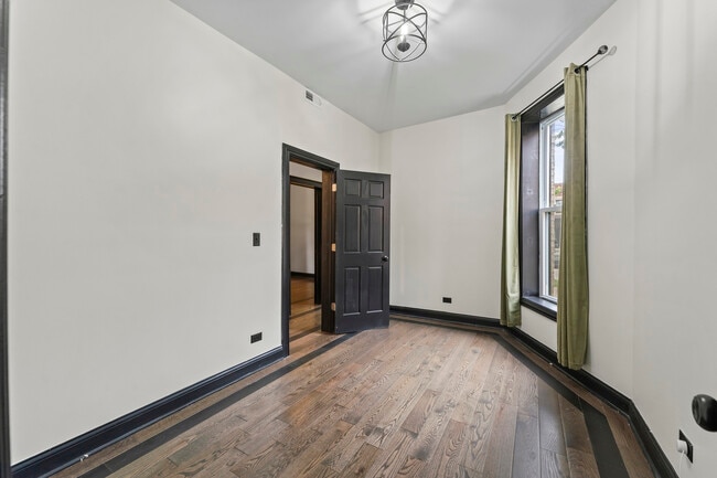 Building Photo - 614 N Troy St