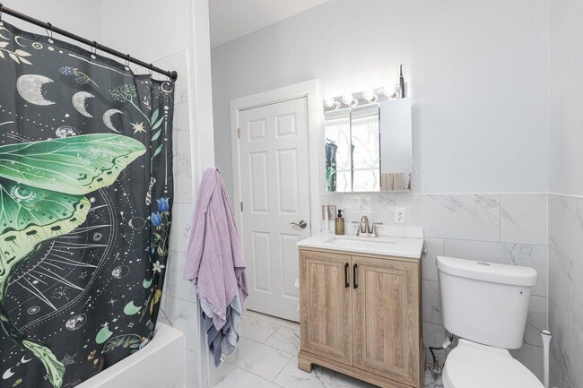 Building Photo - 224 Margaret St