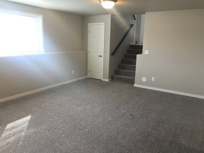 Building Photo - 4 Bed 2.5 Bath Single Family Home