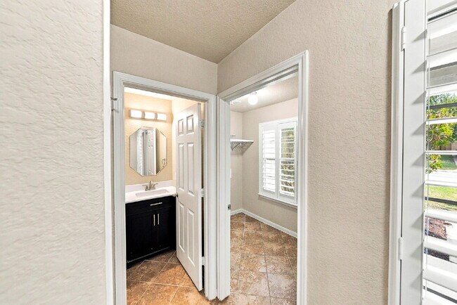 Building Photo - VIEWS VIEWS VIEWS! Ask about our rent incentives and Book your self guided tour today!