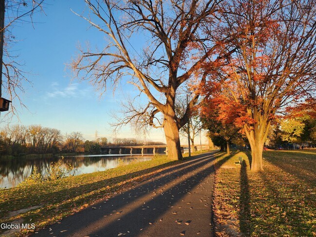 Building Photo - 11 Ingersoll Ave