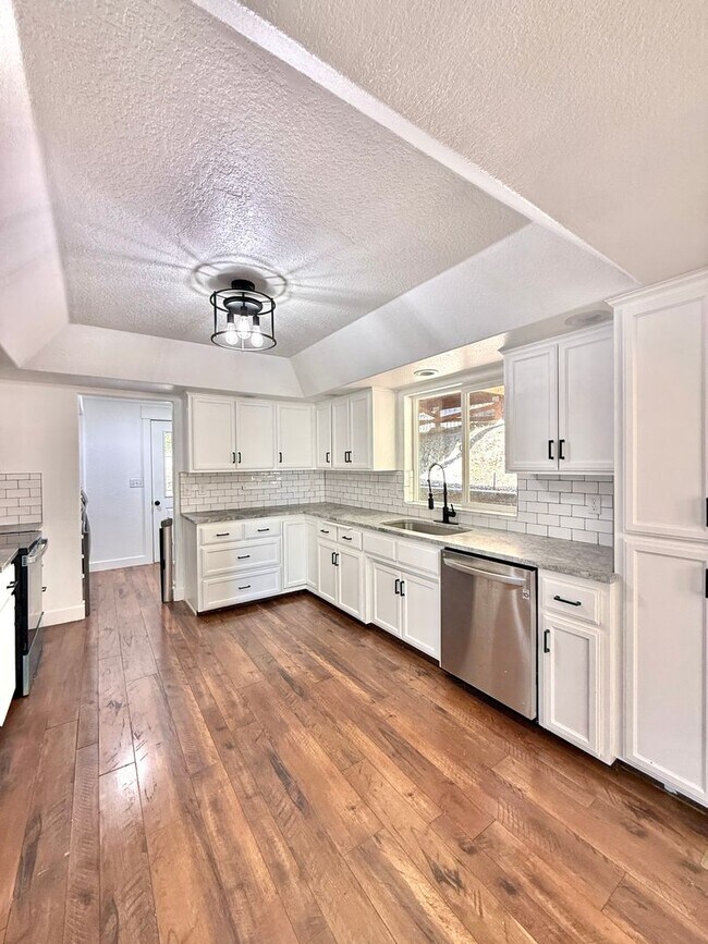 Building Photo - 901 Manzanita Dr
