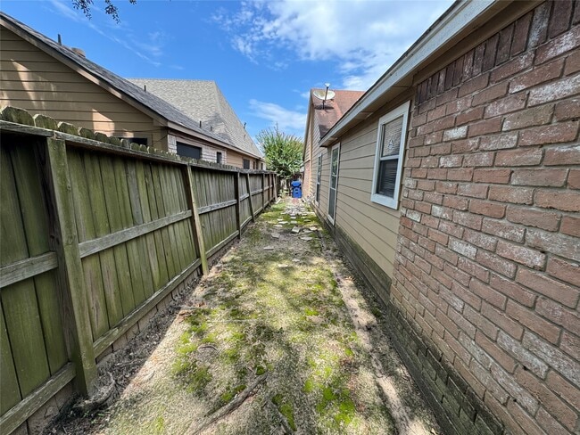 Building Photo - 1511 Ridgebriar Dr